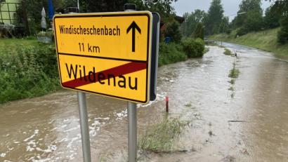 Bild: Bernd März/dpa
Von Wasser umgeben war am Wochenende das Ortsausgangsschild in Wildenau im Landkreis Tirschenreuth. Dort haben heftige Unwetter für einige Überschwemmungen und Feuerwehreinsätze gesorgt.