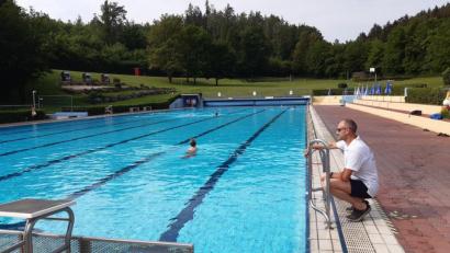 Bild: Lowak
Bereits kurz nach 9 Uhr ziehen die ersten Badegäste unter den wachsamen Augen von Bademeister Horst Lindner im Schwimmerbecken ihre Bahnen.