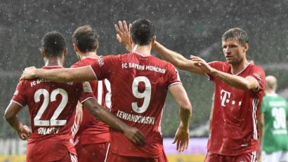 Bild: Martin Meissner/dpa
Robert Lewandowski von den Bayern feiert mit seinen Teamkollegen den Führungstreffer.