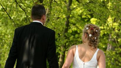 Bild: Patrick Pleul/dpa
Hochzeiten sind in Bayern künftig wieder mit mehr Gästen erlaubt.