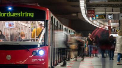 Bild: Daniel Karmann
Eine U-Bahn steht an der Haltestelle „Hauptbahnhof“ am Gleis. Foto: Daniel Karmann/dpa