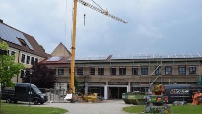 Bild: bnr
Die Umbauarbeiten an der Nabburger Mittelschule sind im vollen Gange. In diesem Zuge wird auch der Pausenhof neu gestaltet.