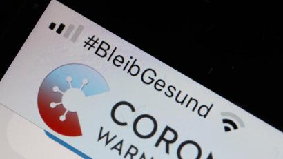 Bild: Oliver Berg/dpa
Die offizielle Corona-Warn-App ist seit Dienstag verfügbar.