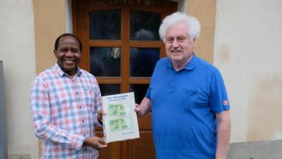 Bild: do
Mit einer Spende von 200 Euro unterstützt der Katholische Männerverein mit Vorsitzendem Manfred Neumann (rechts) das Brunnenbauprojekt von Vikar Victor Usman Jamahh im Norden Nigerias.
