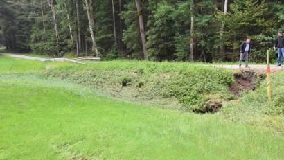 Bild: fjo
Ein Bild von der Zerstörungskraft machen sich Bauamtsleiter Christian Meier und Bürgermeister Markus Bauriedl (von rechts) an dem seit Wochenbeginn gesperrten Teufelssteg.