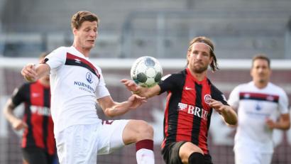 Bild: Arne Dedert/dpa
Wiesbadens Stefan Aigner (rechts) und Nürnbergs Patrick Erras kämpfen um den Ball.