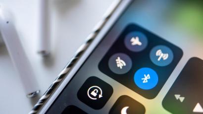 Bild: Catherine Waibel/dpa
Bluetooth gilt als Sicherheitsrisiko - solange man veraltete Betriebssysteme auf dem Handy hat.