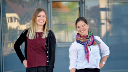 Bild: Claudia Seitz /exb
Julia Biener (links) und Friederike Löbbecke führen bei geriatrischen Patienten psychologische Tests durch, die die Basis für die interdisziplinäre Behandlung bilden.