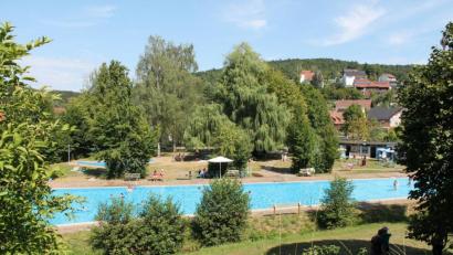 Bild: ds
In Kürze öffnet das Freibad Etzelwang. Die Schutzmaßnahmen als Folge der Corona-Krise erfordern eine größere Anzahl an Aufsichtspersonal. Interessenten sollten sich beim Förderverein oder der Gemeinde melden.