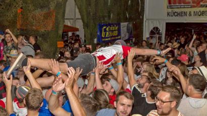 Bild: Guenter Uschold (gud)
Wegen der Corona-Beschränkungen fällt das traditionelle Handballfest des HV Oberviechtach in diesem Jahr aus. Ausgelassenes Feiern, so wie hier auf dem Foto aus dem Jahr 2019, ist leider nicht möglich.