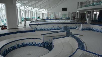 Bild: jr
Blick in die Badelandschaft, dort wo sich normalerweise die Menschen tummeln. Noch sind die Becken leer. Anfang August könnte es wieder losgehen, zumal das Heilwasser noch von einem externen Labor eingehend untersucht werden muss.