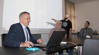 Bild: Stefan Malzer, Landkreis Tirschenreuth/exb
Der erste Test war schon mal erfolgreich: Landrat Roland Grillmeier (links) bucht online einen Termin bei der Zulassungsstelle Tirschenreuth. Mit dabei sind auch (von links): Klaus Kastl, stellvertretender Sachgebietsleiter, IT-Mitarbeiter Simon Haberkorn und Markus Zapf, zuständiger Abteilungsleiter.