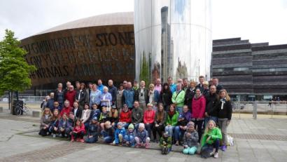 Archivbild: exb
Besuch des Pencoed-Clubs Waldsassen in Wales. Hier stehen Mitglieder der Partnerschaftsclubs beider Städte vor dem "Millennium Center" in der Hafenstadt Cardiff, die in Wales liegt.