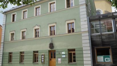 Bild: weu
Mit der Sanierung der ehemaligen Apotheke und Umnutzung in eine Steuerkanzlei erhält das Oberviechtacher Altstadtbild eine erfreuliche Aufwertung.