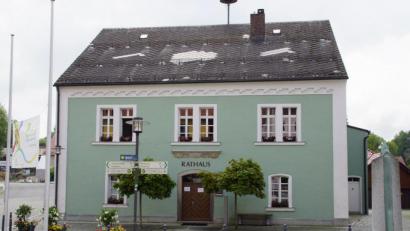 Bild: exb
Das Rathaus in Schönsee ist Sitz der Verwaltungsgemeinschaft der drei Kommunen im Schönseer Land. Dass der neue VG-Vorsitzende nicht mehr der Stadt-Bürgermeister ist, führt zu „Rangeleien“.