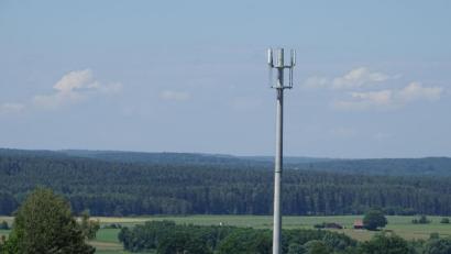 Bild: Houschka
Da steht er jetzt, der 40 Meter hohe Sendemast. Mitten in der Landschaft und nicht weit weg vom Knöllinger Dorfrand. Doch dazwischen soll sich in der Zukunft noch ein Neubaugebiet schieben.