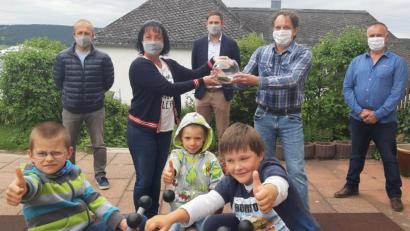 Bild: gis
Geschäftsstellenleiter Thomas Förster, Kindergartenleiterin Silke Achatz und Bürgermeister Sebastian Voit freuen sich über die Spende von Niklos Kocsis und Gabor Gyore (hinten von links).