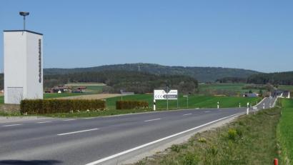 Bild: Houschka
Wie ein langes Band zieht sich die Kreisstraße vor den Godelmann-Werkstoren hinüber nach Högling und weiter nach Etsdorf. Rechts vor der Einfahrt zum Unternehmen soll nun eine Gastankstelle entstehen. Das Projekt erhält die Zustimmung des Gemeinderats. Aber erst, nachdem Firmenchef Bernd Godelmann vor dem Plenum seine Vorstellungen erläutert hat.
