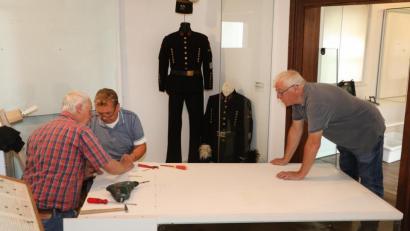 Bild: Gerhard Götz
Eduard Ziesla, Willi Walther und Stefan Balassa (von links) bauen die Vitrinen im Stadtmuseum ab und transportieren sie nach Kösching (Kreis Eichstätt) . Der Geschichtsverein nutzt die Vitrinen in seinem Heimatmuseum.