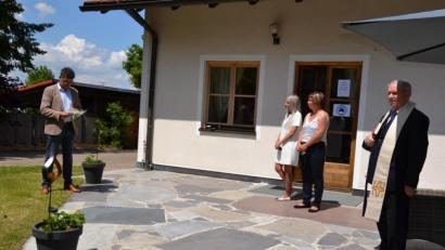 Bild: gi
Zweiter Bürgermeister Bernhard Rom (links) wünscht Cecile Rudolph und Tamara Schwab (Zweite und Dritte von links) gutes Gelingen zum Wohl der Pflegebedürftigen. Pfarrer Josef Most (rechts) erteilt den kirchlichen Segen.