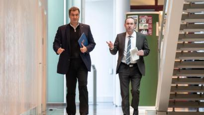 Archivbild: Peter Kneffel/dpa
Im Gleichschritt: Über weitere Hilfen für die Automobilindustrie sind sich Ministerpräsident Markus Söder (CSU) und Wirtschaftsminister Hubert Aiwanger (Freie Wähler) einig.