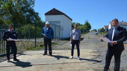 Bild: jr
Matthias Klehr (Bayernwerk Netz GmbH), Karl-Heinz Hecht (Open Grid Europe), Bauamtsleiter Thomas Grillmeier und Bürgermeister Stefan Grillmeier (von links) informierten über das Projekt in der Verlängerung der Zanklgartenstraße.