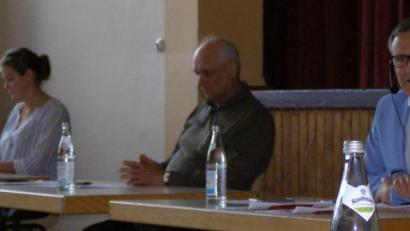Bild: pz
Bei der Sitzung des Stadtrats in der Stadthalle (von rechts) Bürgermeister Bernd Sommer, der scheidende Verwaltungs-Geschäftsführer Karl-Hans Hofmann, Assistentin Stefanie Ernstberger und Martin Rosner, Leiter der Bauverwaltung und künftiger Verwaltungs-Geschäftsführer.