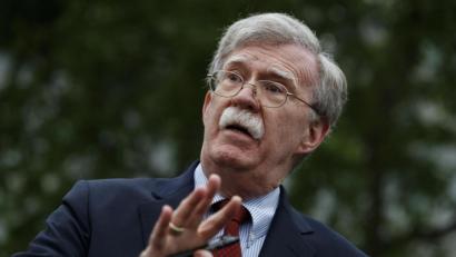 Bild: Evan Vucci/AP/dpa
Der ehemalige US-Sicherheitsberater John Bolton attackiert mit seinem Buch US-Präsident Donald Trump.
