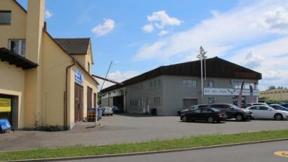 Bild: sne
Das geplante Fachmarktzentrum auf dem ehemaligen Deyerling-Gelände in Grafenwöhr wird Einzelhändler, Stadträte und Bürger noch länger beschäftigen. 17 Unternehmen haben gegen das Projekt Unterschriften gesammelt und diese nun Bürgermeister Edgar Knobloch pberreicht.