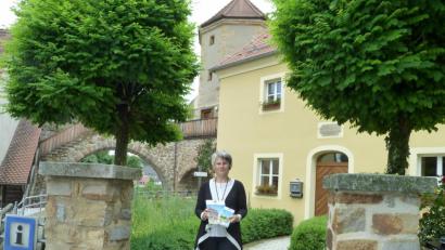 Bild: Portner
Alexandra Beier vom Tourismuszentrum Oberpfälzer Wald präsentiert am Obertor 14 in Nabburg die neuesten Prospekte. Die Nachfrage nach Freizeitmöglichkeiten im Landkreis ist aktuell sehr hoch. Besonders Camping und Radtourismus profitieren diesen Sommer vom „Urlaub daheim“.