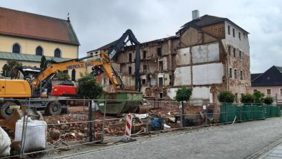 Bild: Lowak
Der ehemalige Oberpfälzer Hof ist bald Geschichte. Derzeit wird das Gebäude am Stadtplatz abgerissen.