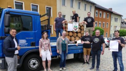 Bild: rn
Bei einem Maibaumfest der anderen Art überreicht der Eschenbacher Motoradclub "Pilots" eine Spende über 2000 Euro an den Elternbeirat des Kindergartens. Mit dabei ist Bürgermeister Marcus Gradl (links).