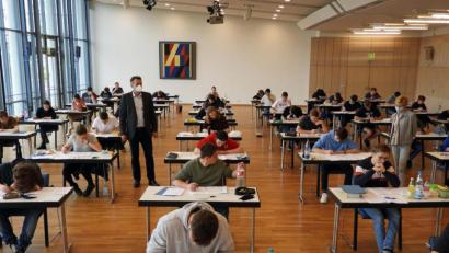 Bild: Winkler
Auftakt zum Abitur: Aufgrund des Corona-Abstands schreiben 56 von 412 Schülern der Gustav-von-Schlör-Schule erstmals das Abitur im gleichnamigen Saal der Max-Reger-Halle.