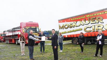 Bild: Gabi Schönberger
Nette Geste zum Abschied: Gino Frank (vorne, links) vom Moskauer Circus überreicht Oberbürgermeister Jens Meyer eine Grußkarte, auf der sein gesamtes Team unterschrieben hat. Auch Silvia Loew (hinten, links), die dem Familienunternehmen sehr geholfen hat, sowie die weiteren Unterstützer Manfred Schiller (hinten, Zweiter von links) und Constance Schöner (rechts) sind beim Abschiedstermin mit dabei. Mit im Bild Lela Frank (Zweite von rechts) und Natascha Trumpf.