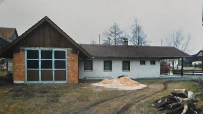 Bild: hai
1985 folgte schließlich der Anbau des Gerätehauses (links), das sich die aktiven Brandschützer von Anfang an gewünscht hatten.