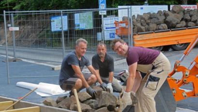 Bild: ow
Schwerstarbeit leisteten die beiden Stadträte Helmut Schäffler (links) und Manfred Rix (Mitte), sowie Bürgermeister Wolfgang Haberberger (rechst) beim Verlegen von Basaltsteinen im Eingangsbereich des neuen Infozentrums Rauher Kulm.