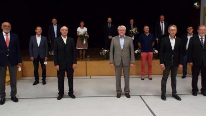 Bild: e
Die ausgeschiedenen Mitglieder des Kümmersbrucker Gemeinderats werden verabschiedet (vor der Bühne, von links): Alois Schwanzl, Richard Gaßner, Johann Graf, Werner Cermak, Udo Fechtner, Josef Flierl, Adolf Gassner und Manfred Moser; auf der Bühne (von links): Franz Kölbl, Karola Hirsch, Josef Vogl, Monika Rambach und Bürgermeister Roland Strehl.