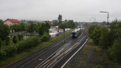 Bild: wro
Die geplante Elektrifizierung wird auch in Wiesau begrüßt. Dank eines neu aufgelegten Förderpaketes könnten dort auch die Bahnsteige im zentral gelegenen Bahnhof behindertengerecht umgebaut werden.