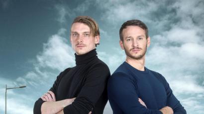 Bild: Manuela Meyer Peter Liwoski/Saarländischer Rundfunk/dpa
Die saarländischen „Tatort“-Hauptkommissare, Adam Schürk (Daniel Sträßer, l) und Leo Hölzer (Vladimir Burlakov). Wegen der Corona-Pandamie starten die Dreharbeiten zum neuen Saarbrücken-„Tatort“ mit zehn Wochen Verspätung.