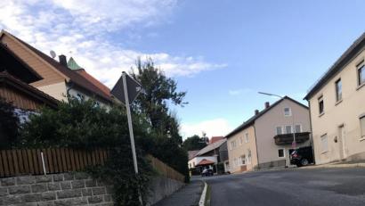 Bild: Eichl
Der Gehsteig zur Kirche hinauf wurde für 20.000 Euro saniert. 18.500 Euro hat die Gemeinde nun als einen ersten Zuschuss für die weggefallenen Straßenausbaubeiträge bekommen. Damit wäre nicht einmal dieser Gehsteig zu finanzieren gewesen.