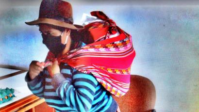 Repro: ds
Wer die Möglichkeit hat, holt sich Lebensmittelpakete ab und trägt sie im Tragetuch nach Hause.