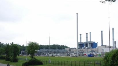 Bild: fjo
Die Hochtemperatur-Fackel (im Vordergrund) an der Straße nach Reichenau soll durch einen Neubau an das modernisierte Entspannungskonzept der Gas-Verdichterstation angepasst werden.