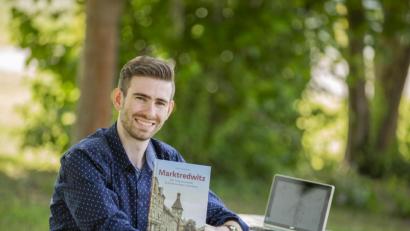 Bild: hwk
Tobias Damberger mit seinem Buch über Marktredwitz