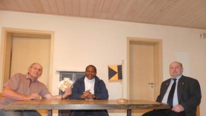 Bild: rn
Kolpingvereinsvorsitzender Reinhold Graßler übergibt Pfarrvikar Dr. Usman eine Brunnenspende in Höhe von 200 Euro.