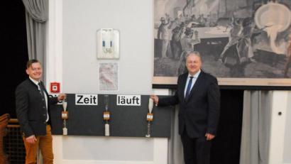 Bild: Christine Hollederer/exb
Wer hat an der Uhr gedreht? Diesmal war es nicht Paulchen Panther, sondern Landrat Richard Reisinger (rechts) und Museumsleiter Martin Schreiner (links), die die interaktive Ausstellung „Wunderwelt Sand“, in diesem Fall anhand der unterschiedlichen Sanduhren, ausprobierten.
