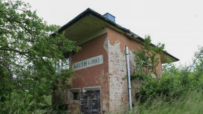 Bild: Roland Wellenhoefer
"Das Ding ist keine fünf Euro wert", sagte Bürgermeister Werner Prucker über das marode und unerschlossene Stellwerkhäuschen in Reuth. Nun wurde es für 5500 versteigert.