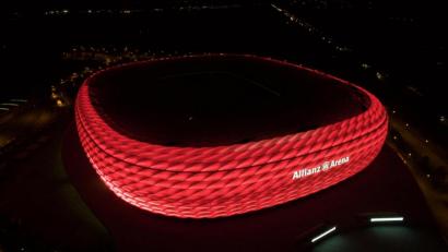 Archivbild: Sven Hoppe/dpa
Die erleuchtete Außenhülle der Allianz Arena in München am Abend.