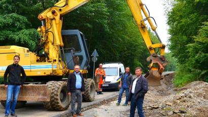 Bild: fjo
Der Abstimmung einer gemeinsamen Schadensbehebung dient eine Lagebesprechung von Christian Meier, Markus Bauriedl, Siegfried Völkl, Uli Rupprecht und Rainer Rewitzer (von links).
