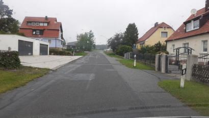 Bild: bk
Die Grafenwöhrer Straße in Freihung soll von der Bahnlinie bis zum Industriebetrieb TWL nach dem Antrag eines Anliegers saniert werden.