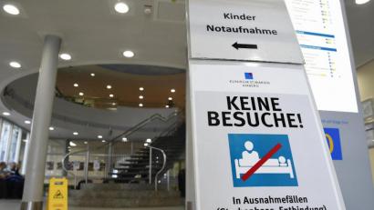 Bild: Petra Hartl
Im Klinikum St. Marien Amberg galt zeitweise ein Besuchsverbot. Am Freitag sind jetzt wieder Besuche von mehr Personen und mit weniger strikten Vorgaben erlaubt.